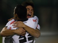 Corinthians passa sufoco, vence o América-MG  e mantém liderança do Brasileirão